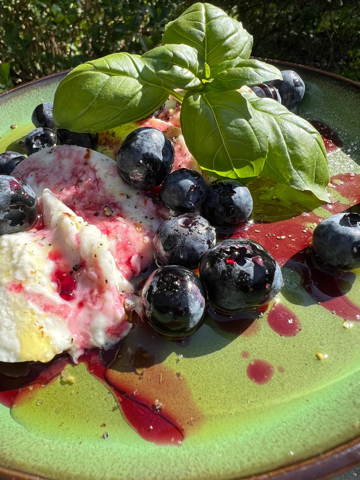 Mozzarella mit Blaubeeren von Heike Schoon Edelschmasu