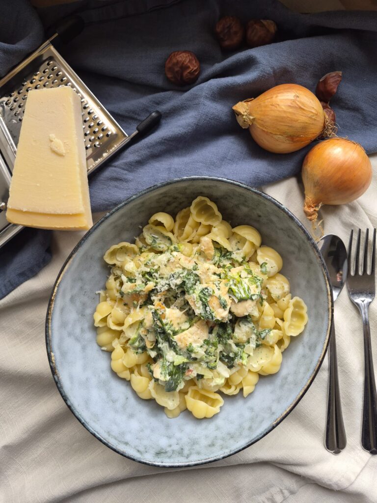 Nudeln in Haehnchenspinatsauce Team Schoon Schuetting.1 Oldenburg