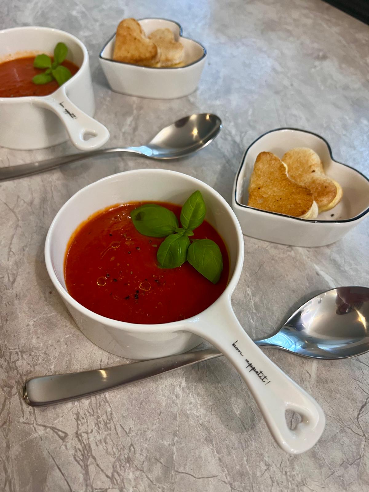 Tomatensuppe mit Kaese Toast Herzen Edelschmaus Teamleitung Heike Schoon Schuetting.1 Oldenburg