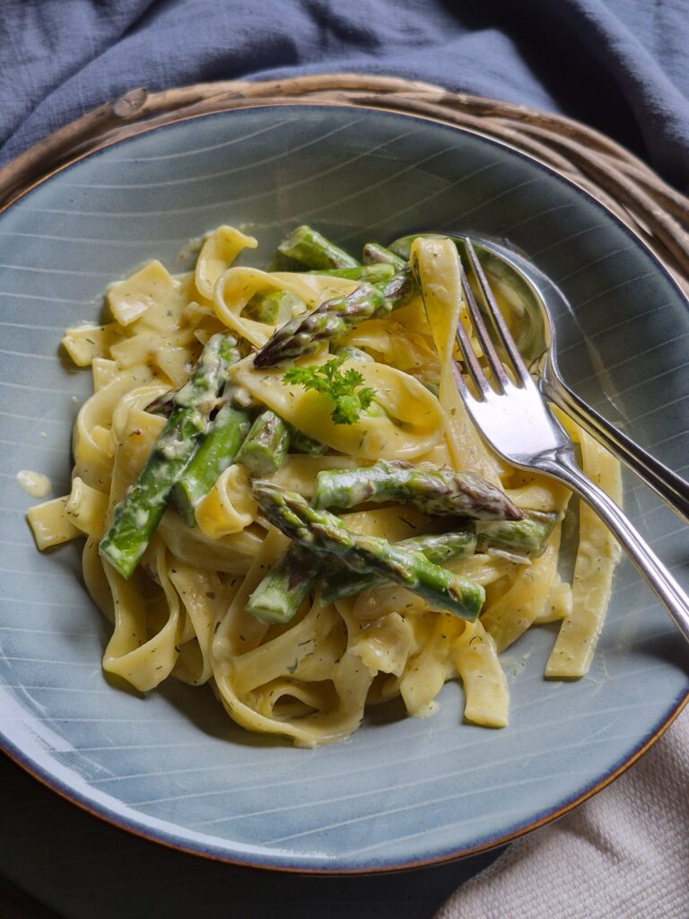 Cremige Tagliatelle mit gruenem Spargel von Sabrina Wessels Edelschmaus Teamleitung Heike Schoon Schuetting.1 Oldenburg