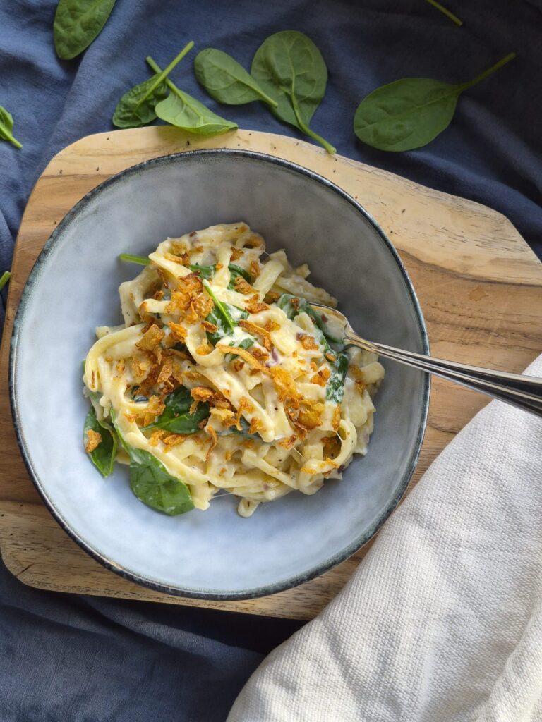 Kaesespaetzle mit Roestzwiebeltopping von Sabrina Wessels Edelschmaus Team Heike Schoon Schuetting.1 Oldenburg